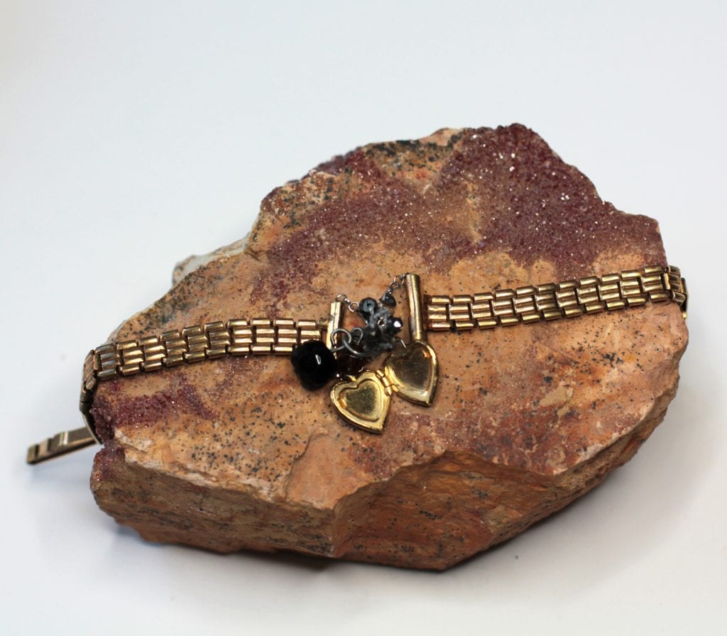 Bracelet-montre-vintage-plaqué-or-transformé-bracelet-avec-pampille-et-coeur-