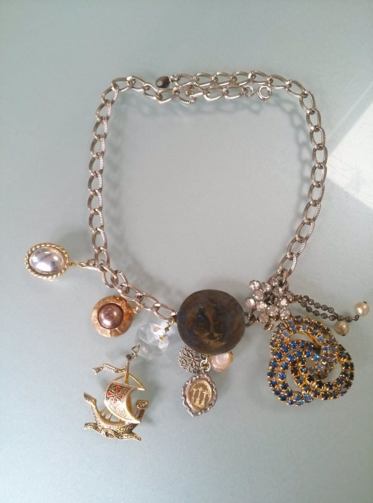 Collier mémoire avec broche, pampilles