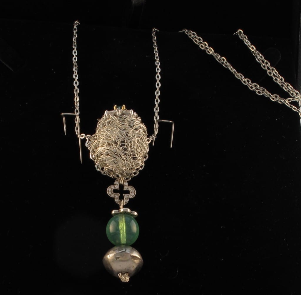 Collier avec au centre une bague emearude et diamants détachable