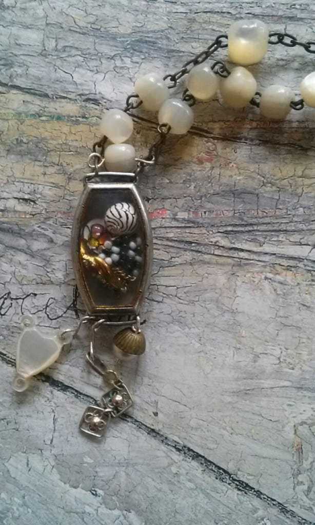 collier long vintage chapelet nacre et boitier montre