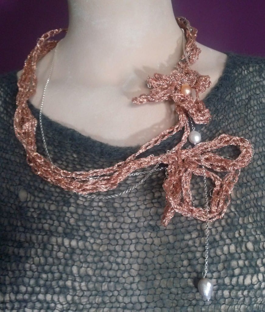 bijou-perle-d'eau-textile-et-métal-argenté-crochété-chaine-argent-2