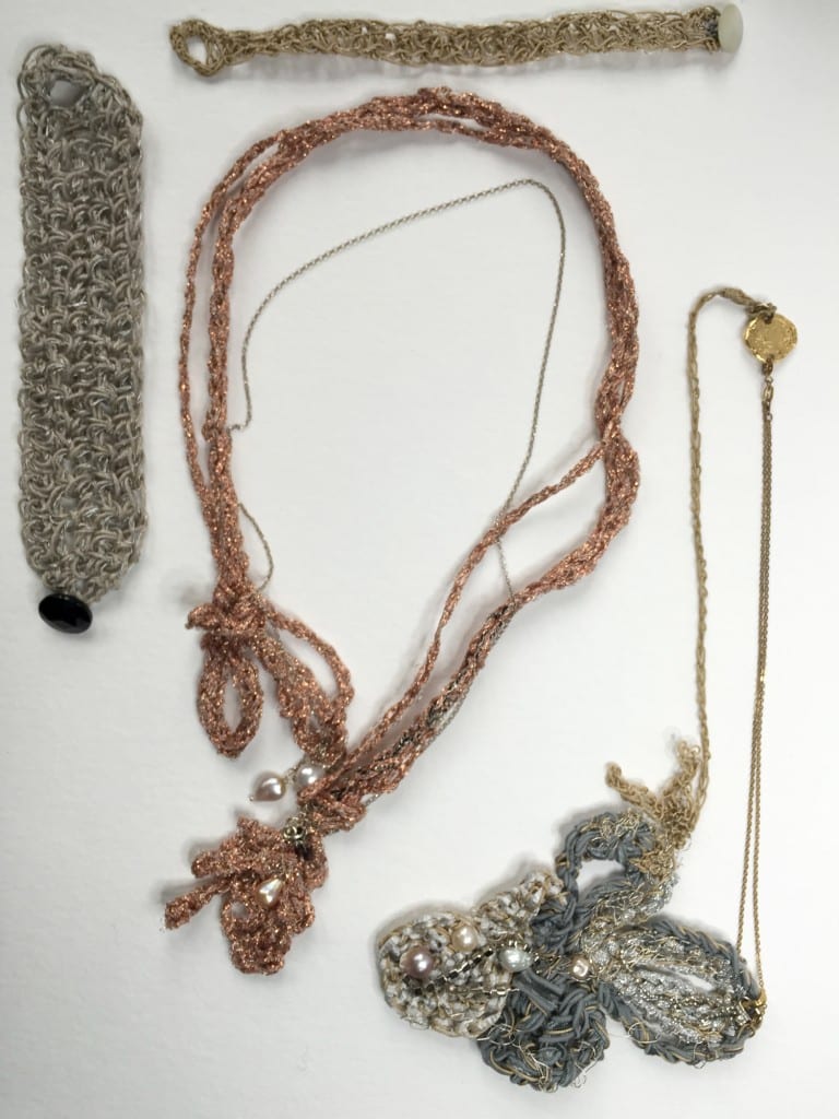 collection-textile-crocheté-perles-d'eau-grenat-argent