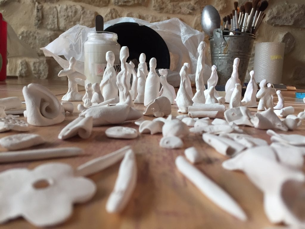 Porcelaine pièces modelées cuites avant émaillage, jus d'oxyde