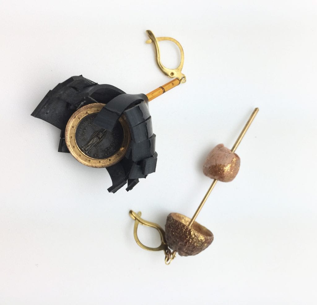 bo-pneu-medaillon-coque-gland-perle-en-terre-pendante-asymetrique
