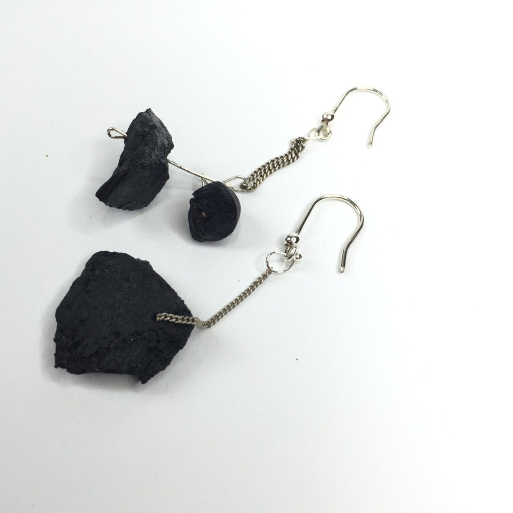 boucles-d-oreille-pendantes-asymetriques-bo-meteorites graine charbon de bois