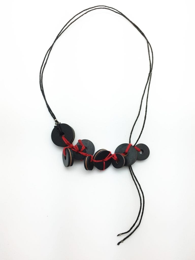 collier-reglable-joint-caoutchouc-cordon-cuir-fil-rouge-