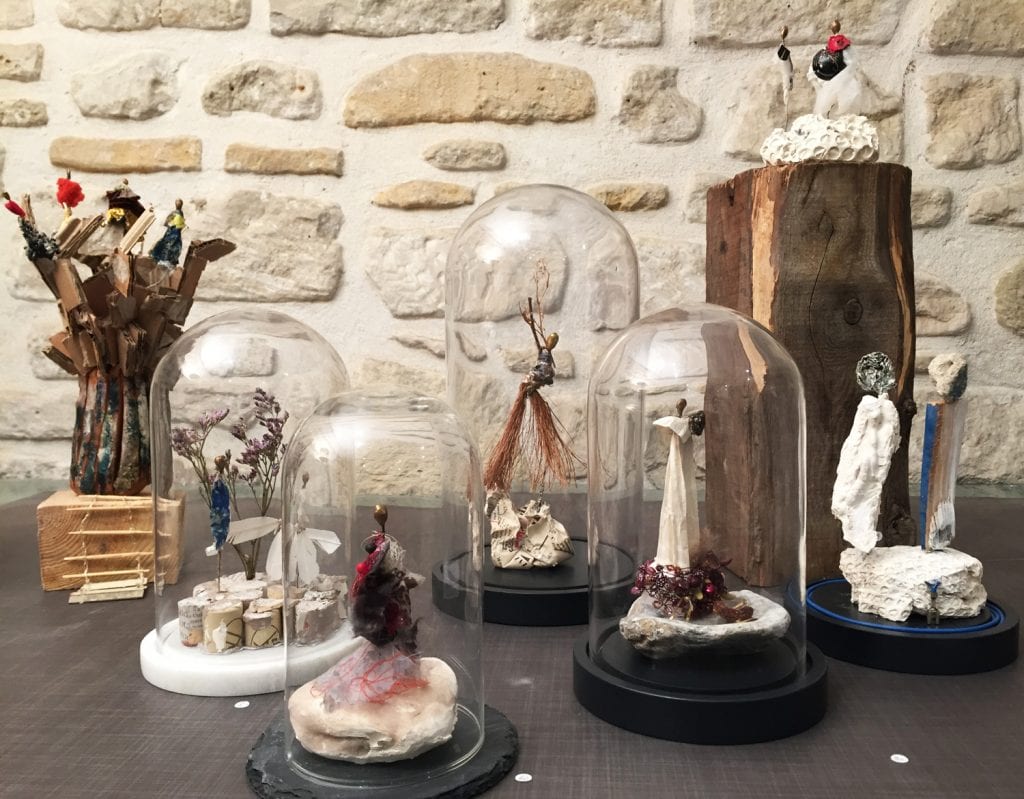 ensemble-personages-sous-cloches