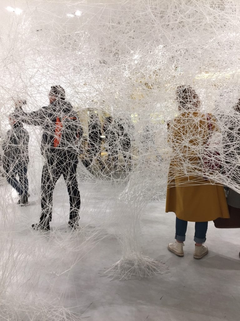 Where-are-we-going-Chiharu-Shiota-Bon-marché-4
