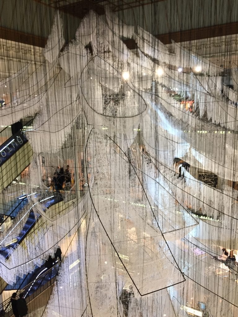 Where-are-we-going-Chiharu-Shiota-Bon-marché