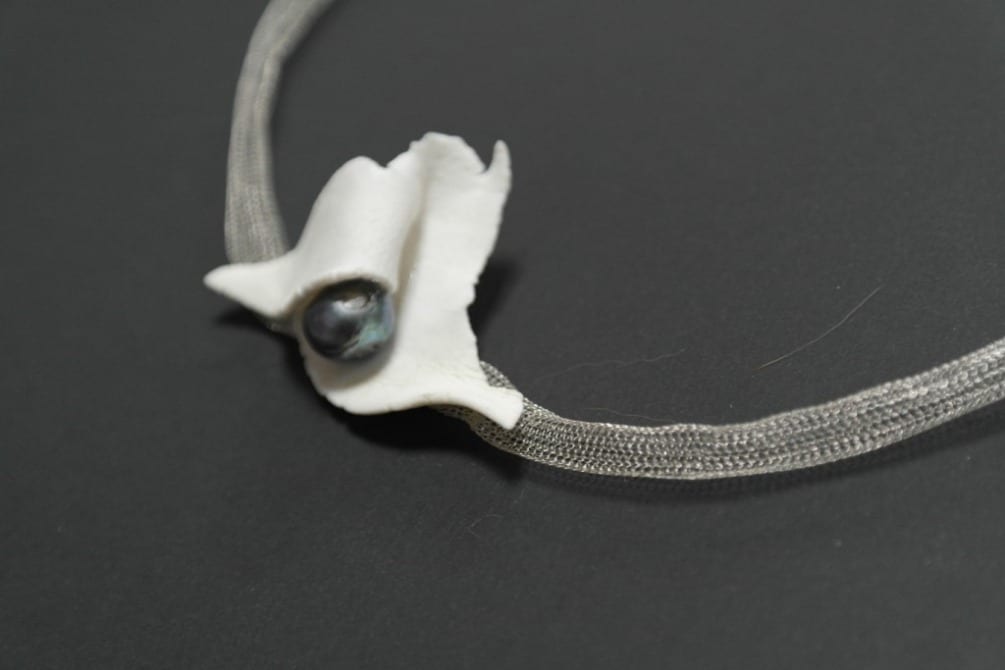 La Collection de bijoux Brut Porcelaine de Chrismali, des pièces légères délicates alliées à l&rsquo;argent et au fil