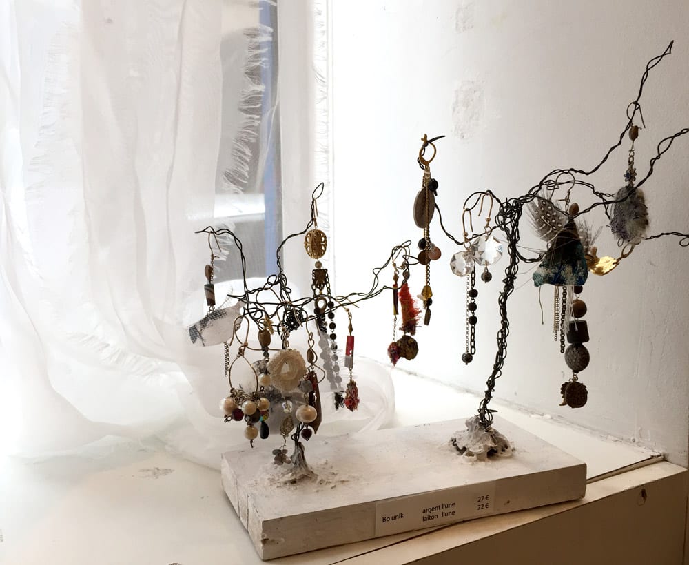 L&rsquo;asymétrie est une constante de nos traits. Osez les boucles d&rsquo;oreille asymétriques!