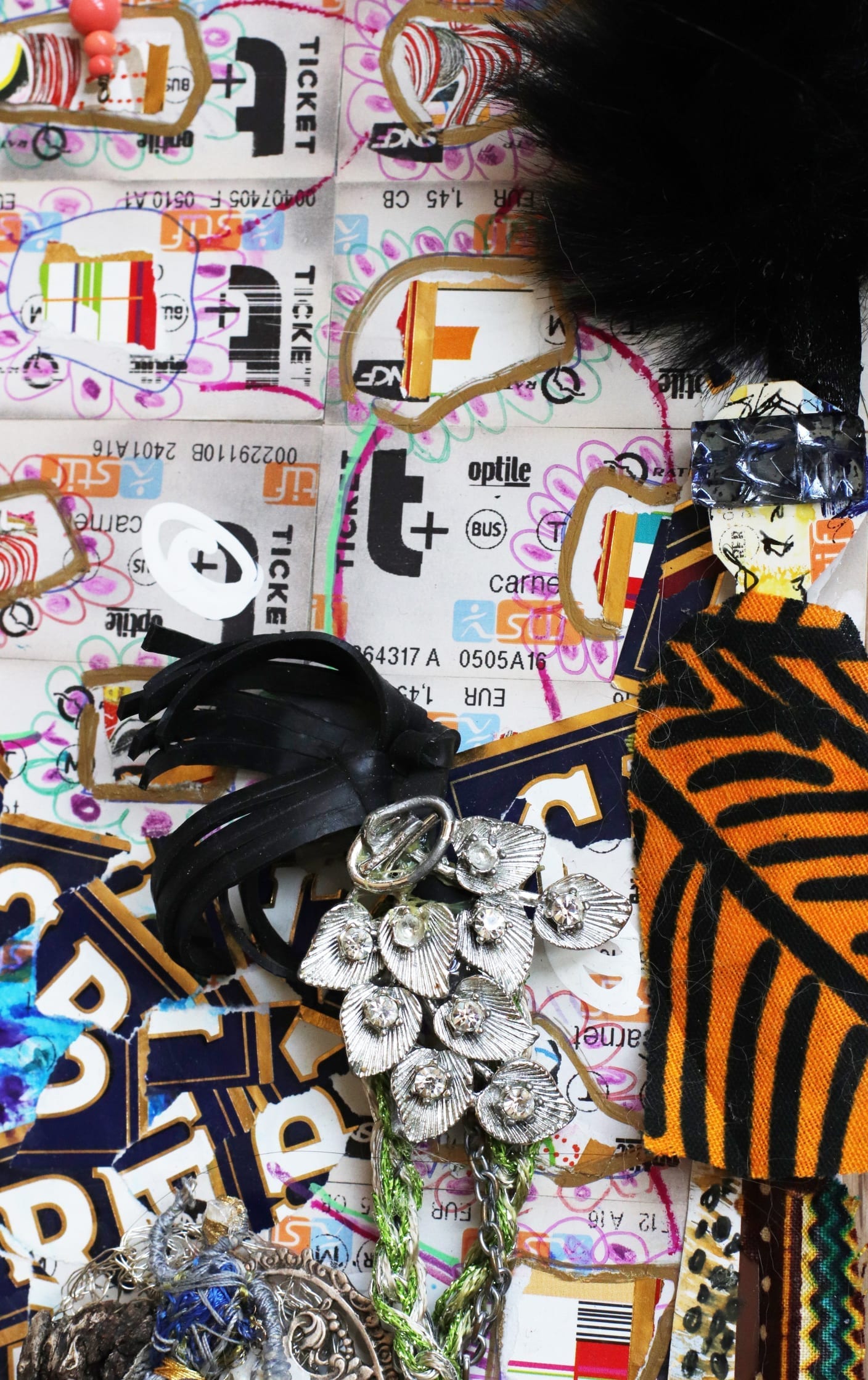 Art et bijoux – collage de bijoux