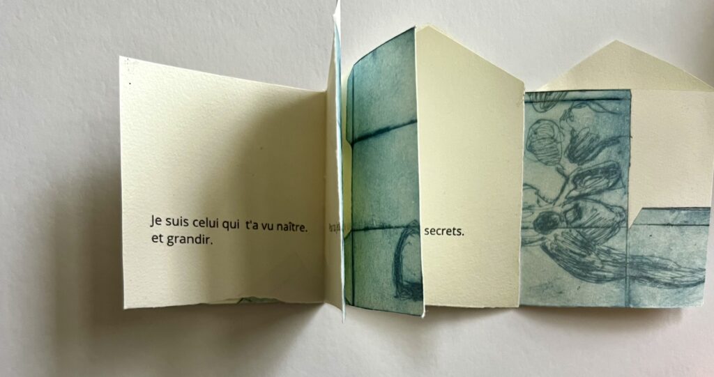 livre modeste - "mon toit" livre uniquee- gravure découpée et texte Chrismali