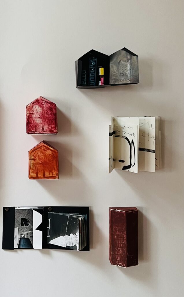 Livres modeste à partir de dessins , écritures, papier découpé, dans des maisons faites de gravures, radio et abritant d'autres mini livres en tickets de métro