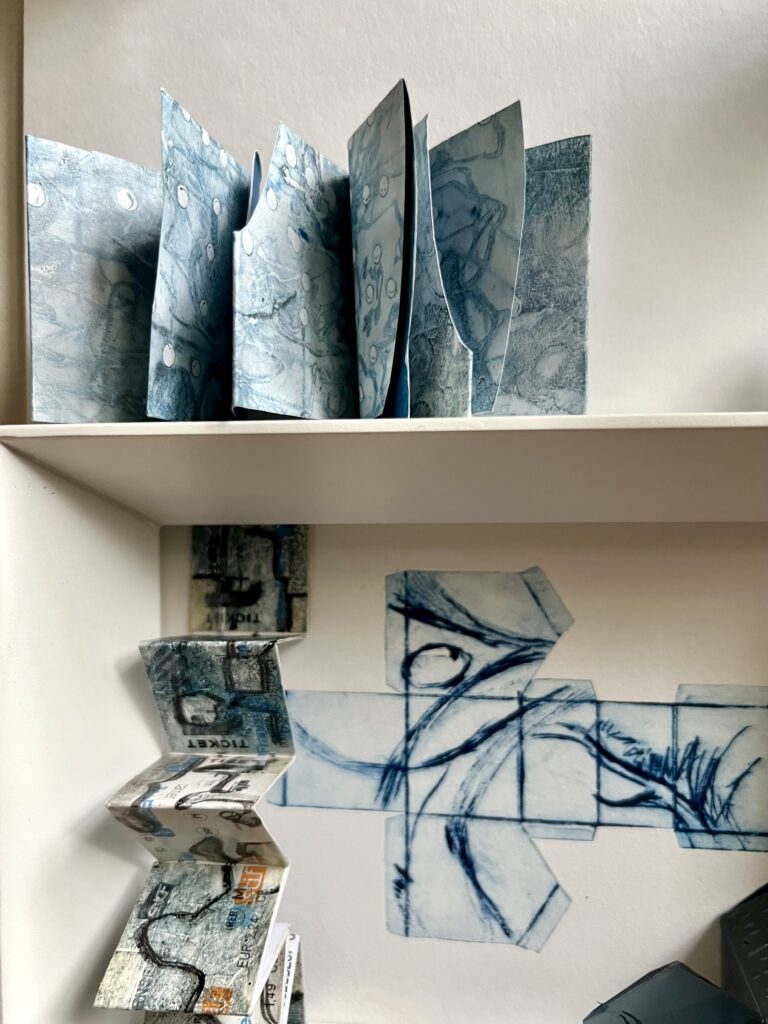Cadre avec gravure, livre modeste en ticket de métro, cyanotype découpé